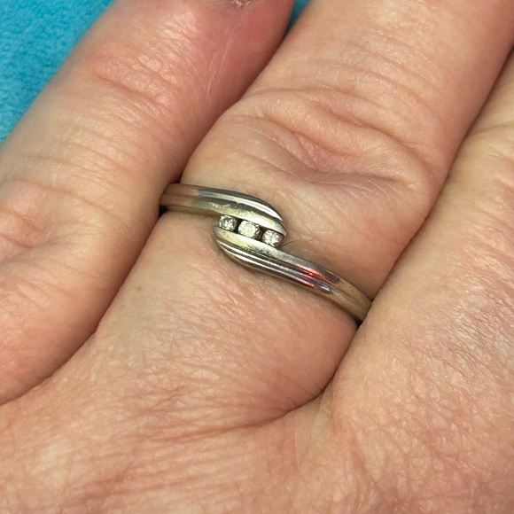 10k white gold and diamond ring. Size 8. - Picture 1 of 5